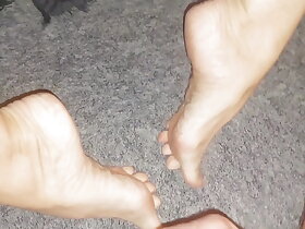 Selena's frontier fingers posing coupled with footjob